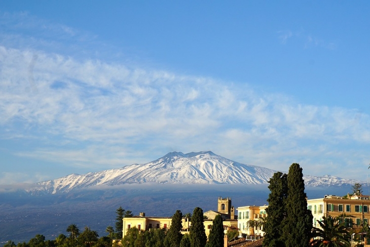 A Földközi-tenger felé csúszik az Etna