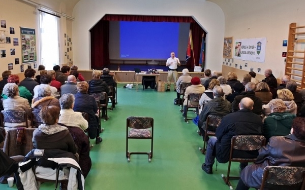 Bűnmegelőzési előadást tartottak Vitnyéden a nyugdíjas klubban