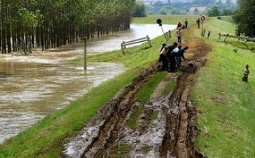 Árvíz - Ötéves kisfiú életét mentették meg a Közép-Tisza-vidéki Vízügyi Igazgatóság segédőrei