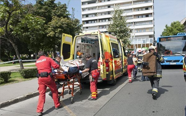 Két embert elütött egy busz Budapesten, egyikük meghalt