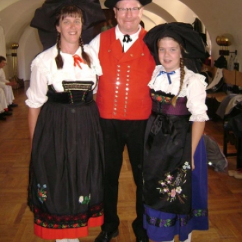 Francia táncos vendégek Csornán