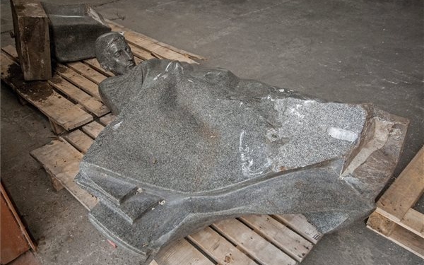 Összetörték a Győr határában álló Radnóti szobrot