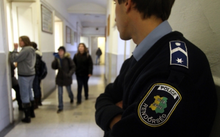Pintér: iskolarendőrség kezdi meg munkáját