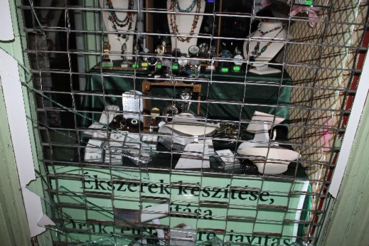 Ököllel esett az ékszerbolt kirakatának