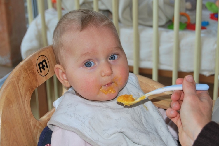 Ingyenes tájékoztatóval segítik a szülőket gyermekgyógyászok a kisgyermekek táplálásában