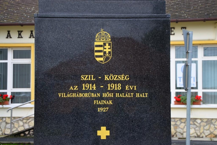 I. világháborús emlékmű avatása Szilban.