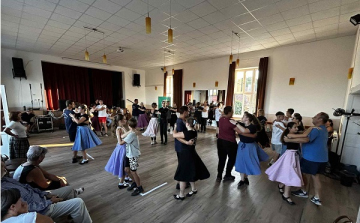 Egyszerre dobbantak a talpak és a szívek