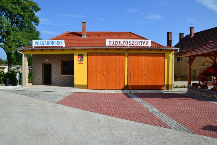 Önkormányzati hivatal, tűzoltószertár és polgárőri helyiségek ünnepélyes átadása Vág községben.