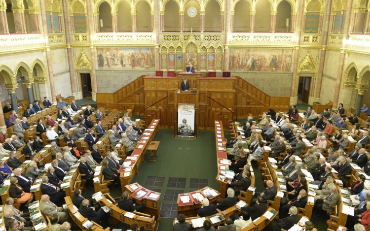 Újabb háromnapos üléssel folytatódik a parlamenti munka