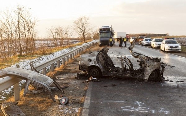 Egy család négy tagja halt meg egy szabálytalan előzésben