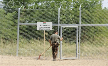 Bakondi: jelentős nyomás alatt áll a magyar határ