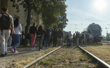 Hatszor kell le- és felszállnia annak, aki vonattal utazik a Szombathely-Csorna-Budapest vasútvonalon