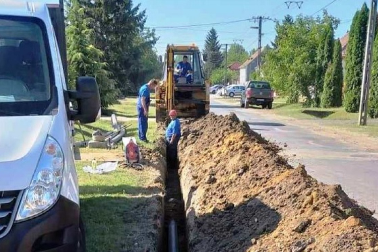 Ivóvíz főnyomó csövet cserél a Pannon-Víz Zrt Szárföldön