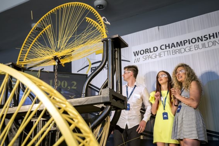 Új világcsúcs született a tésztahíd-építő világbajnokságon