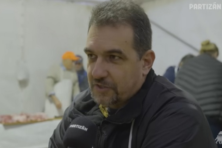 Beledi disznóvágáson a Partizánon stábja