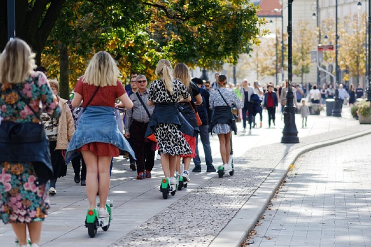 Miért veszélyes az e-roller sisak nélkül?