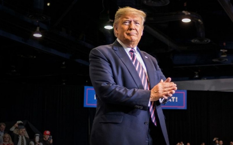 Trump újabb vírustesztje negatív, az elnök Floridában kampányol 