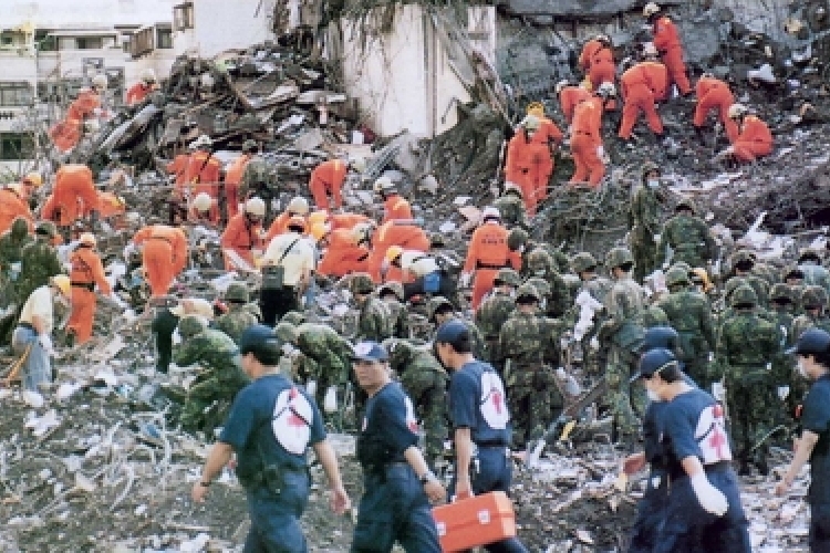 Tajvani földrengés - Néhány túlélőt sikerült kiszabadítani a romok alól