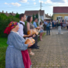 Tisztelgés és virágok elhelyezése a szanyi templomtéren lévő Szent István szobornál