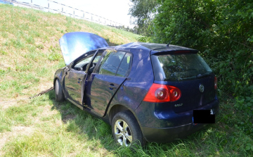 A vétlen autó az ártérbe borult