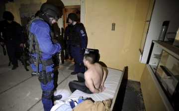 Tehervagonokat fosztogató bűnbanda tagjait fogták el a rendőrök