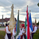 Tisztelgés és virágok elhelyezése a szanyi templomtéren lévő Szent István szobornál