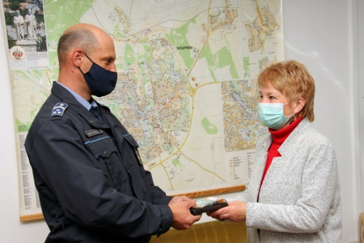Több százezer forinttal teli pénztárcát lopott a nő, elfogták