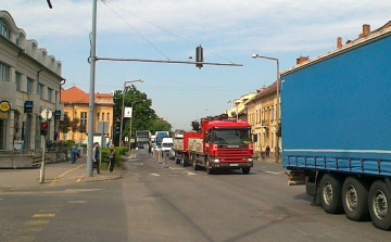 Sávlezárás és óriási dugó már van, munka még nincs