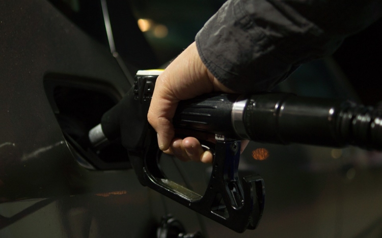 Benzin mínusz 6,35 forint, gázolaj mínusz 12,7 forint – csökkent a jövedéki adó