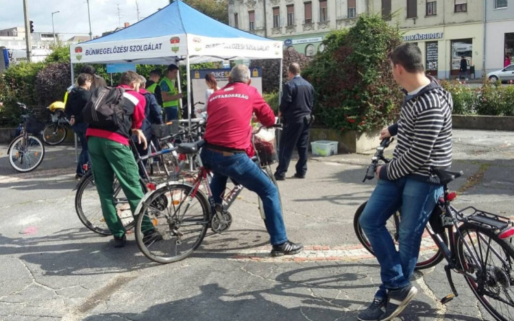 Házhoz jöttek a rendőrök Csornán