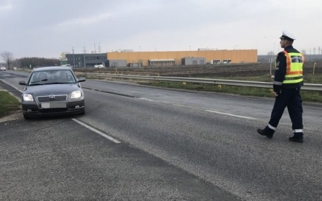 A rendőrök Csorna térségében a 85-ös számú főúton ellenőrizték a közlekedőket