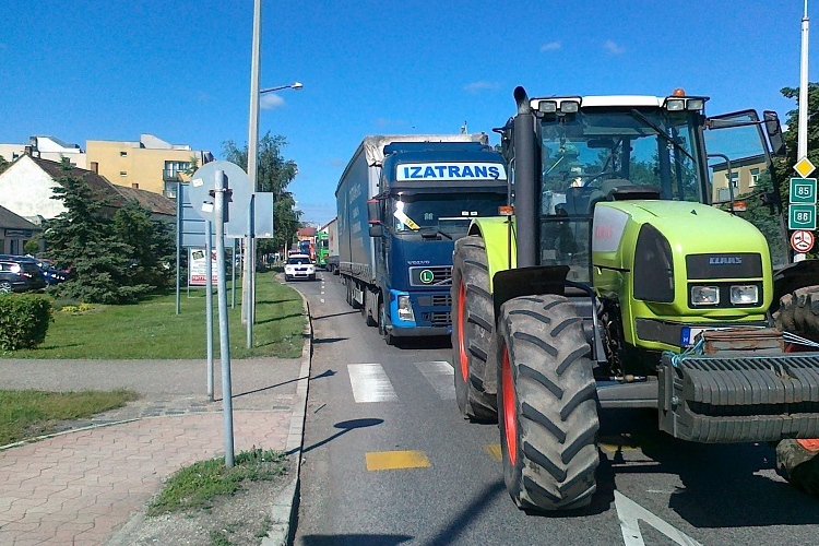 Műszaki hibás kamion a körforgalom bejáratában