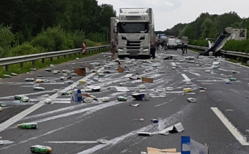 Tűz egy társasházban, mosószer az autópályán, autó a Lajta csatornájában