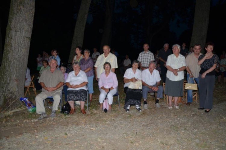 Szentmise és gyertyás körmenet  Szanyban a Szent Anna kápolnánál