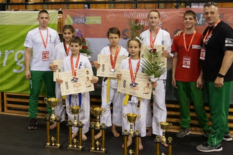 A győri karate EB dobogójára is felállhattak a Castrum fiatal karatékái