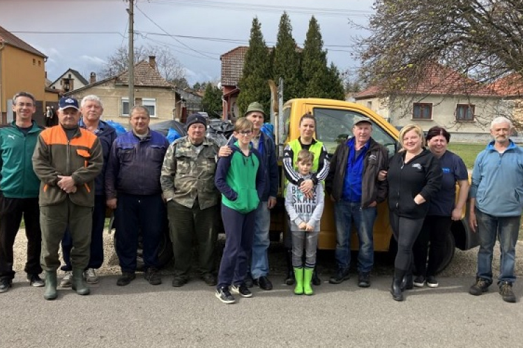 Önkéntesek tisztították meg az árokpartokat Győrsövényház határában