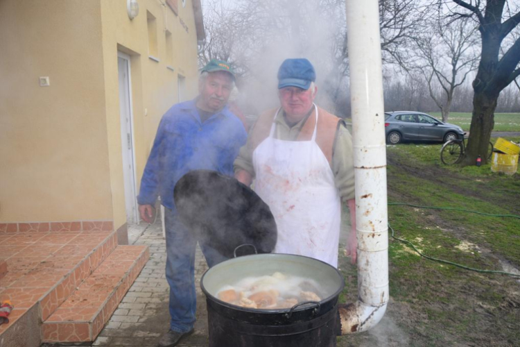 Az önkormányzat retró disznóvágása Vágon