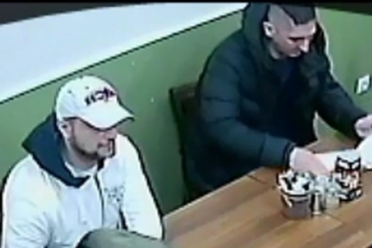 Hidegvérrel kiemelte, kiürítette, majd visszatette a pénztárcát