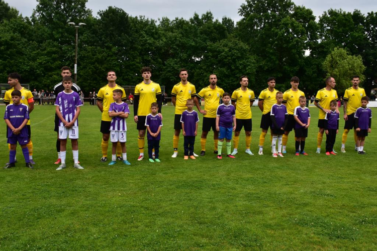Szany-Rábatamási 1:1 (0:1) labdarúgó mérkőzés.