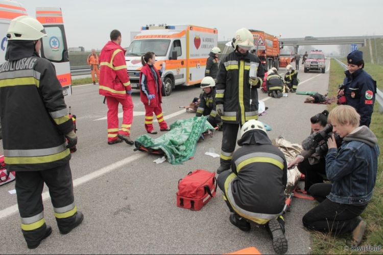Tömegbalesetet modelleztek a mentők és a tűzoltók Enesénél 