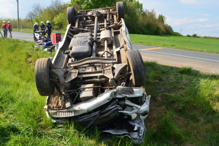 Villanyoszlopnak és jelzőtábláknak ütközött