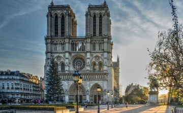 Leemelték és elszállították a párizsi Notre Dame huszártornyát díszítő szobrokat