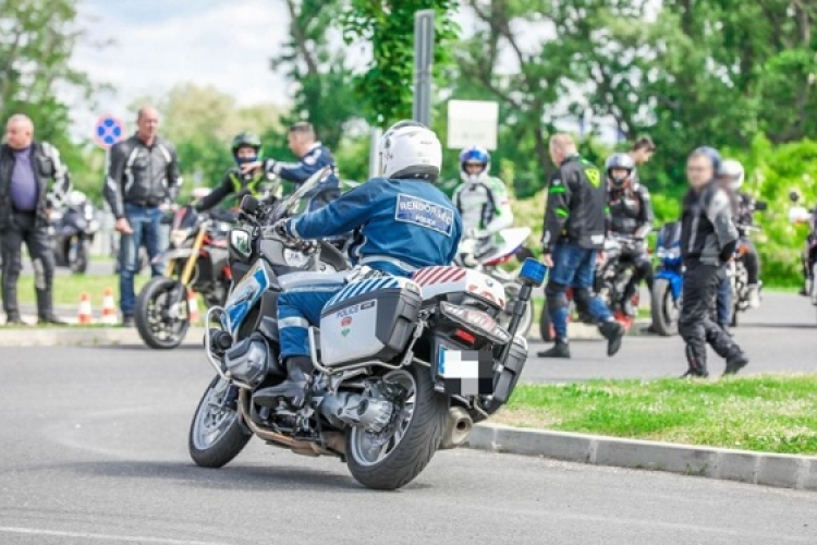 Figyeljünk a motoron! Figyeljünk a motorosokra!