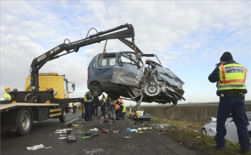 Ketten meghaltak balesetben a 63-as úton, Szekszárd közelében