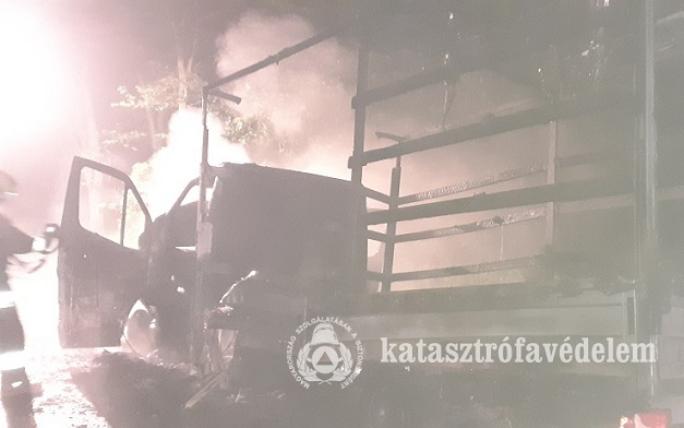 Fertőszentmiklóson 300 szalmabála égett, Rábacsanakon vonattal ütközött egy autó
