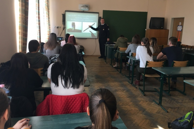 Csornán a Hunyadiban járt a rendőrség toborzócsoportja