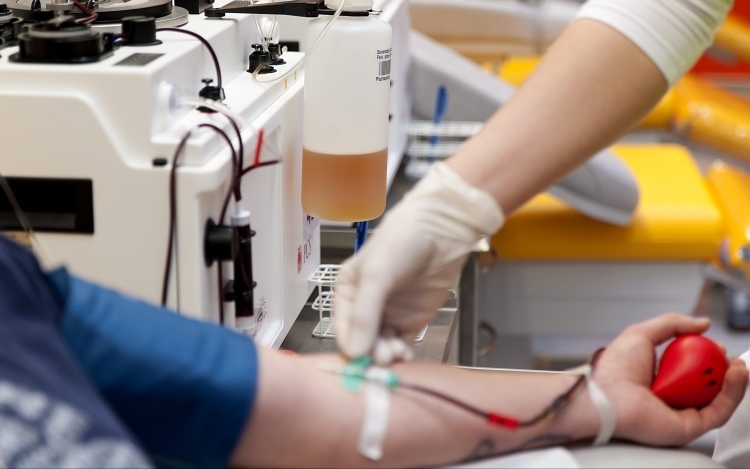 Több mint negyedmillió magyar ad rendszeresen vért