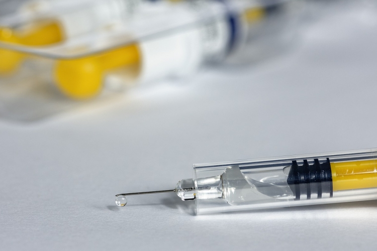 Hatásosnak tartja koronavírus-vakcináit a kínai CNBG cég 