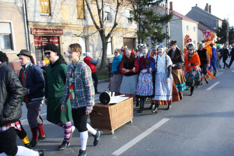 Farsangi felvonulás és mulatság a Pántlikával