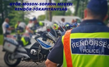 A dühöngő autós beleköpött a másik autóba